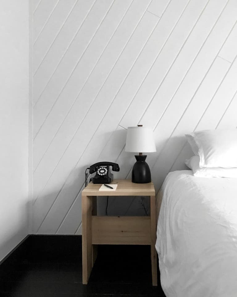 chalet noir chambre blanche table chevet bois - blog déco - clem around the corner