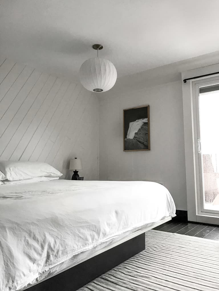 chalet noir chambre tapis rayures lampe ronde - blog déco - clem around the corner