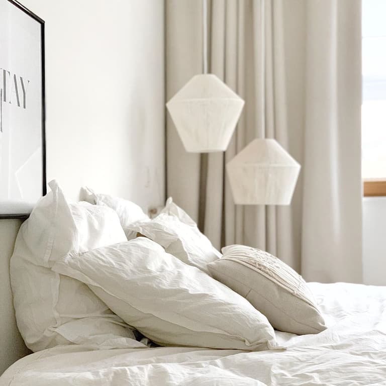 pierre papier ciseaux intérieur minimaliste lit chambre coussins blanc duo luminaire - blog déco - clem around the corner