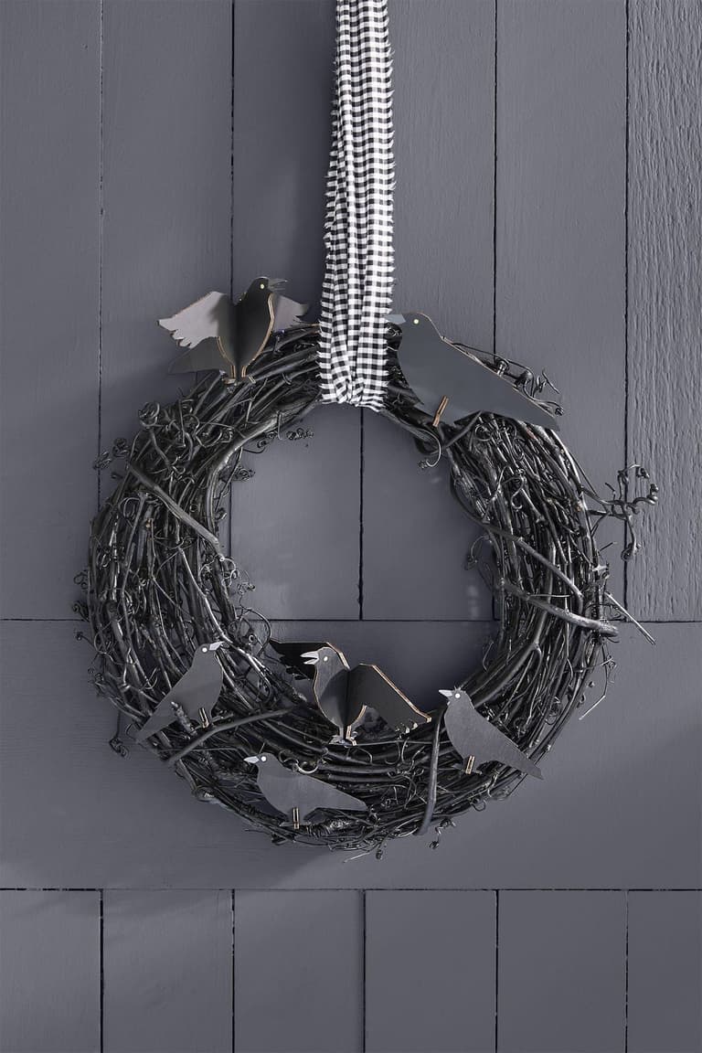couronne de porte noire effrayente pour nuit 31 octobre fête des morts brindille et corbeau à faire soi-même
