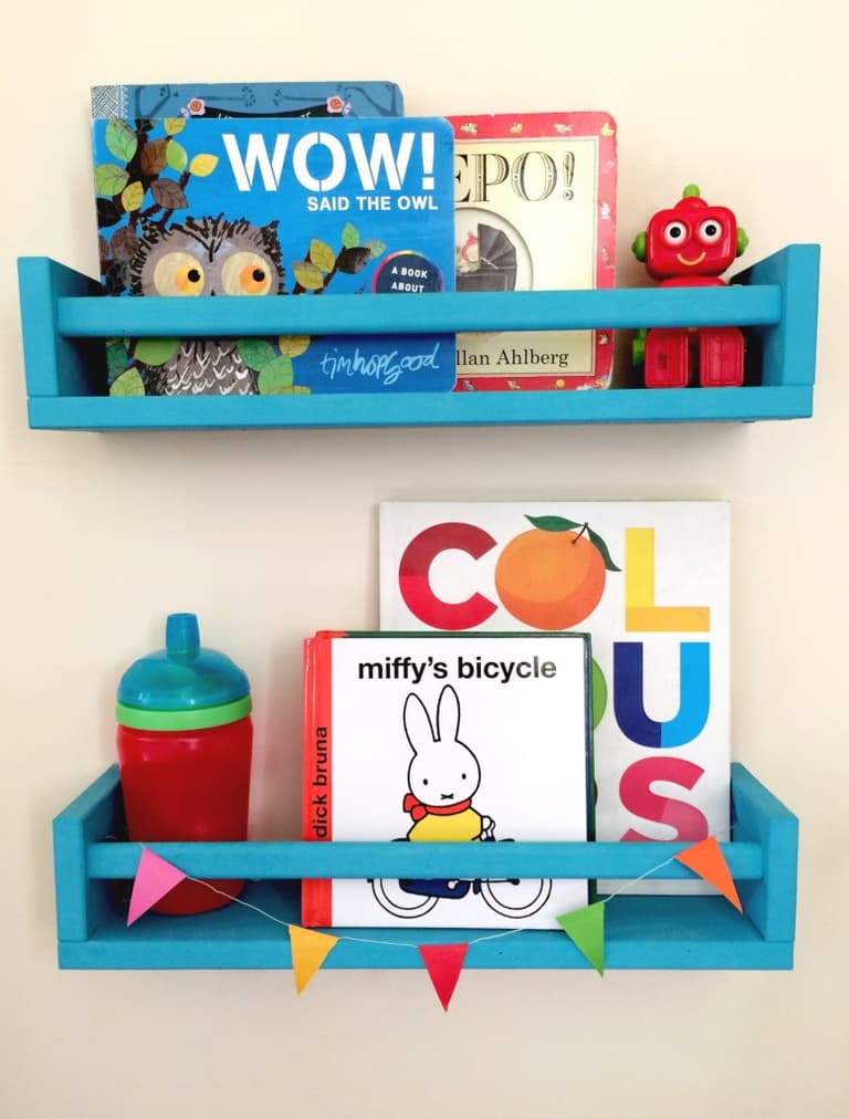 étagère Ikea murale bois bleu chambre enfant guirlande triangle papier livre lapin - blog déco - clem around the corner