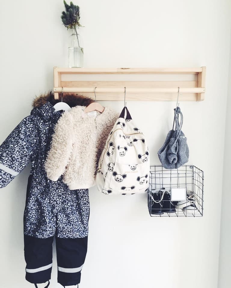 étagère Ikea bois retourné chambre enfant bleu blanc fourrure plume blanche - blog déco - clem around the corner