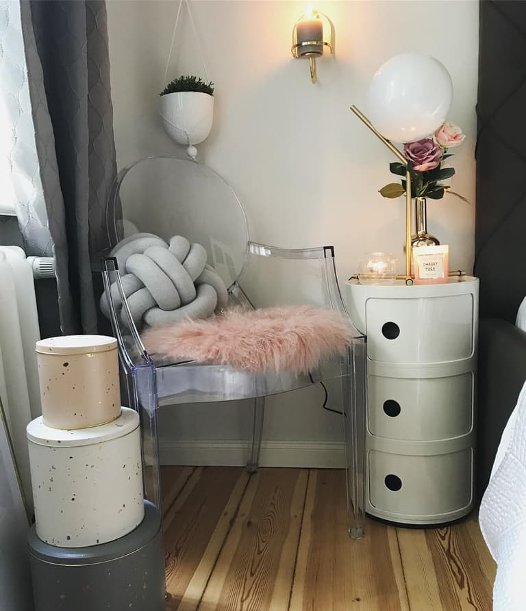 couleur pastel chambre parent coin détente chaise coussin fourrure rose meuble rond - blog déco - clem around the corner