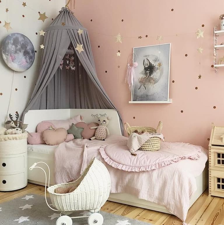 couleur pastel chambre mur blanc rose maison bois berceau panier osier paillette