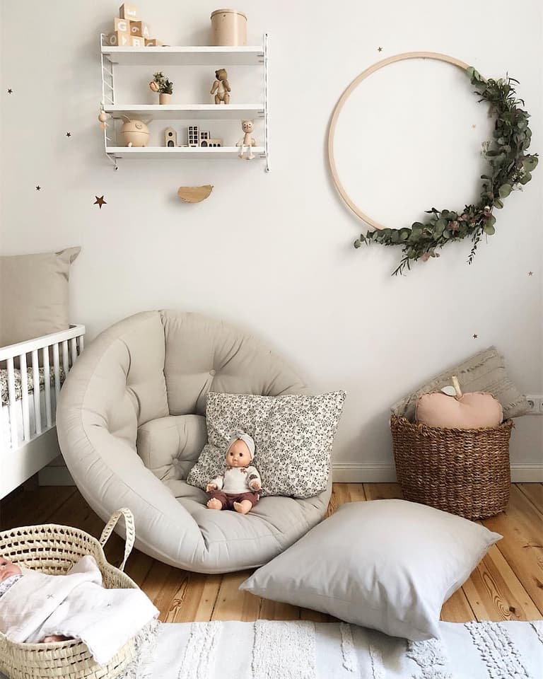 couleur pastel chambre enfant coin détente coussin de sol gris parquet bois - blog déco scandinave bucolique - clem around the corner