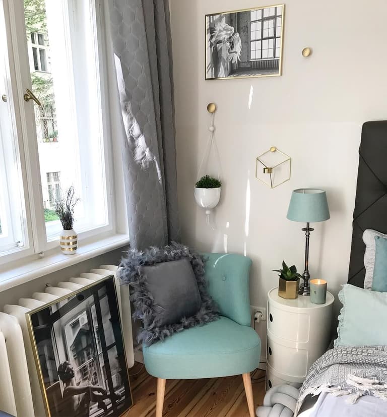 couleur pastel chambre coin détente fauteuil bleu coussin gris rideau suspension vase - blog déco - clem around the corner