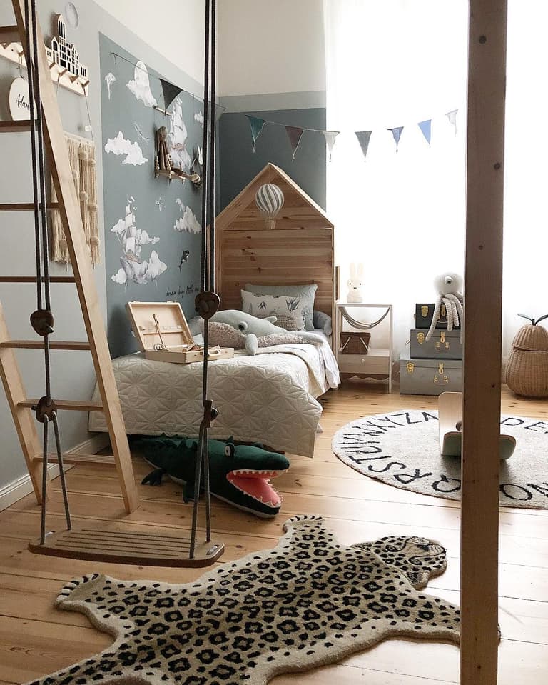couleur pastel chambre bleu aventurier tapis guépard balançoire intérieure échelle bois - blog déco scandinave bucolique - clem around the corner