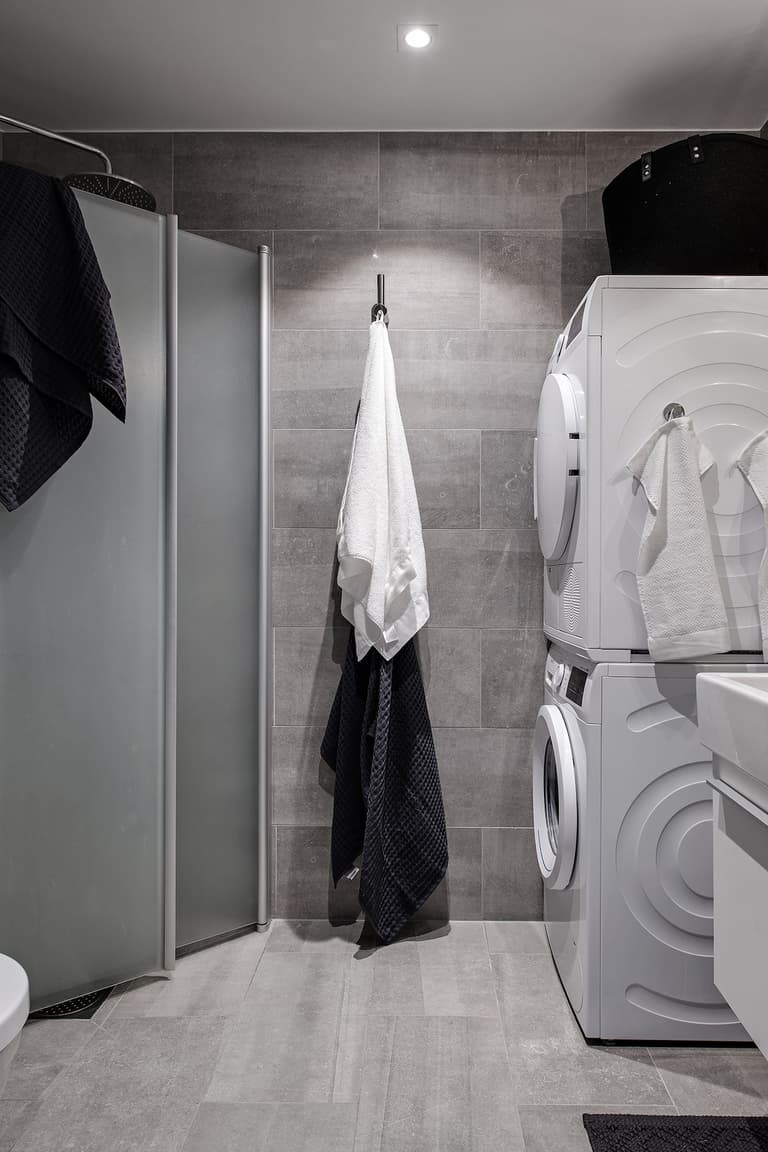 idée déco studio salle de bain carrelage béton gris sombre rangement fonctionnel serviette blanche douche vitre - blog déco - clem around the corner