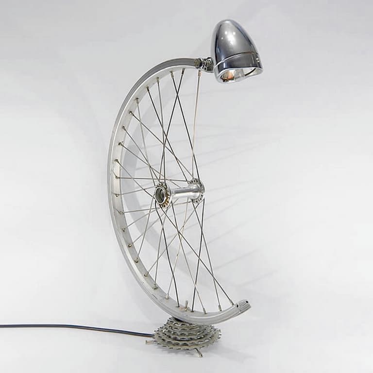 déco vélo lampe roue métal gris - blog déco - clem around the corner