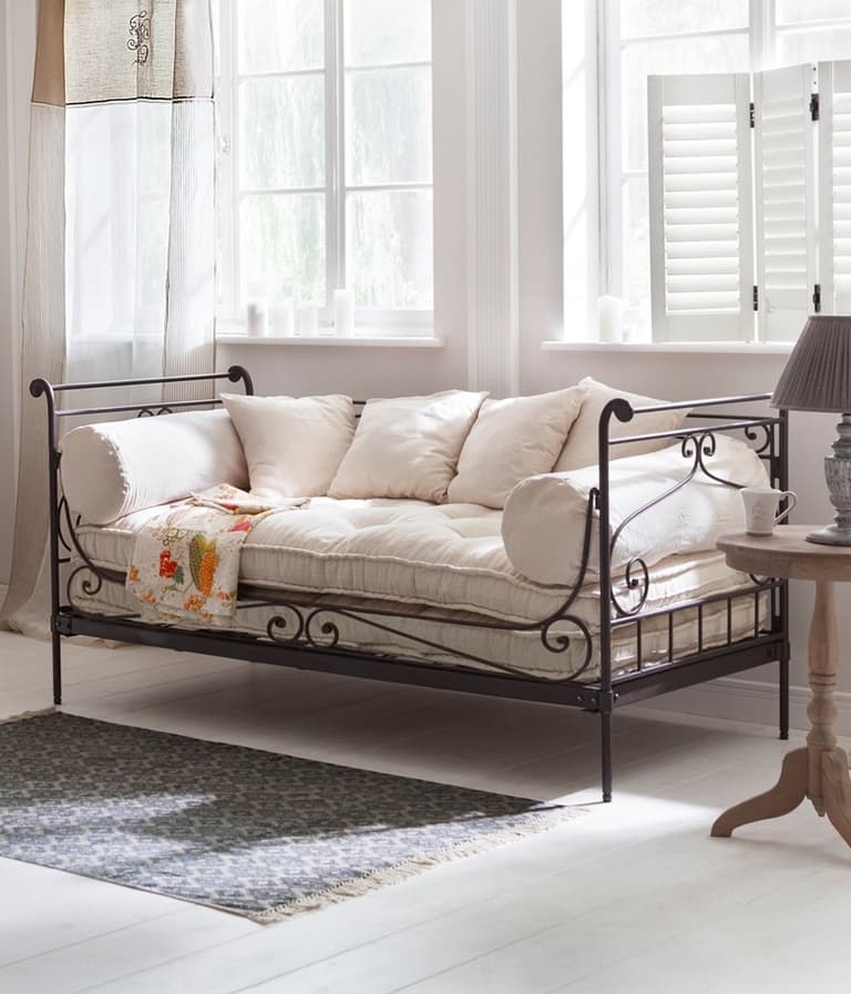 méridienne fer forgé noir salon coussin ambiance rose pastel - blog déco - clem around the corner