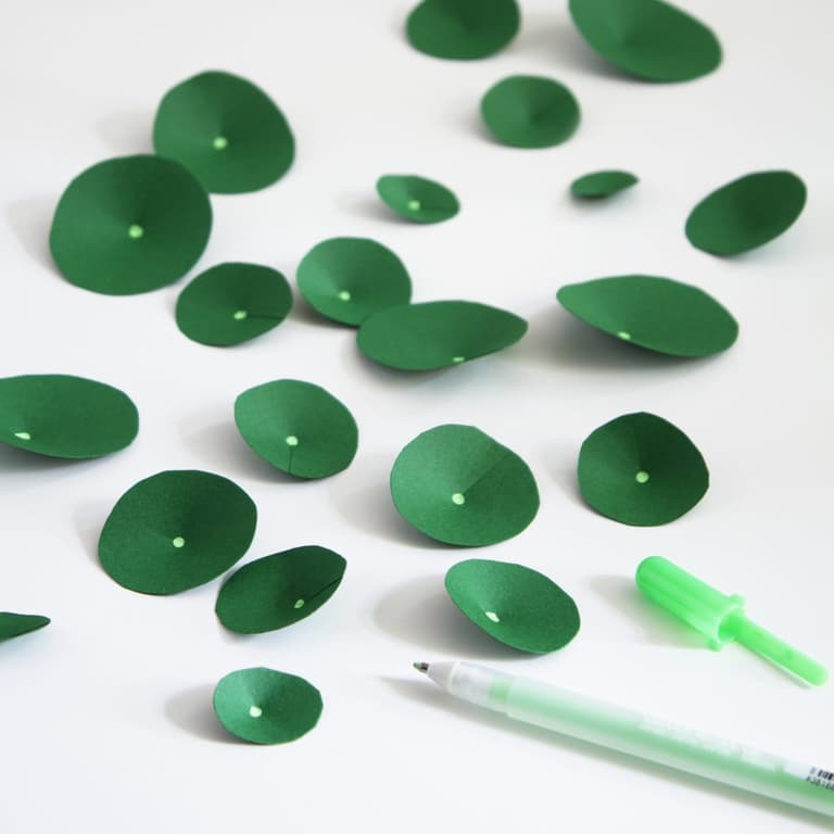 plante en papier diy pilea finition des feuilles - blog déco - clem around the corner