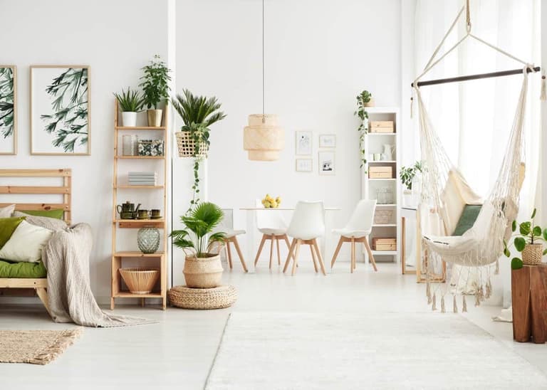 Slow life salon blanc épuré lumineux fauteuil suspendu esprit bohème plante verte clemaroundthecorner