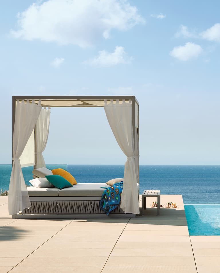 terrasse piscine débordement lit baldaquin vue sur mer ciel bleu vacance