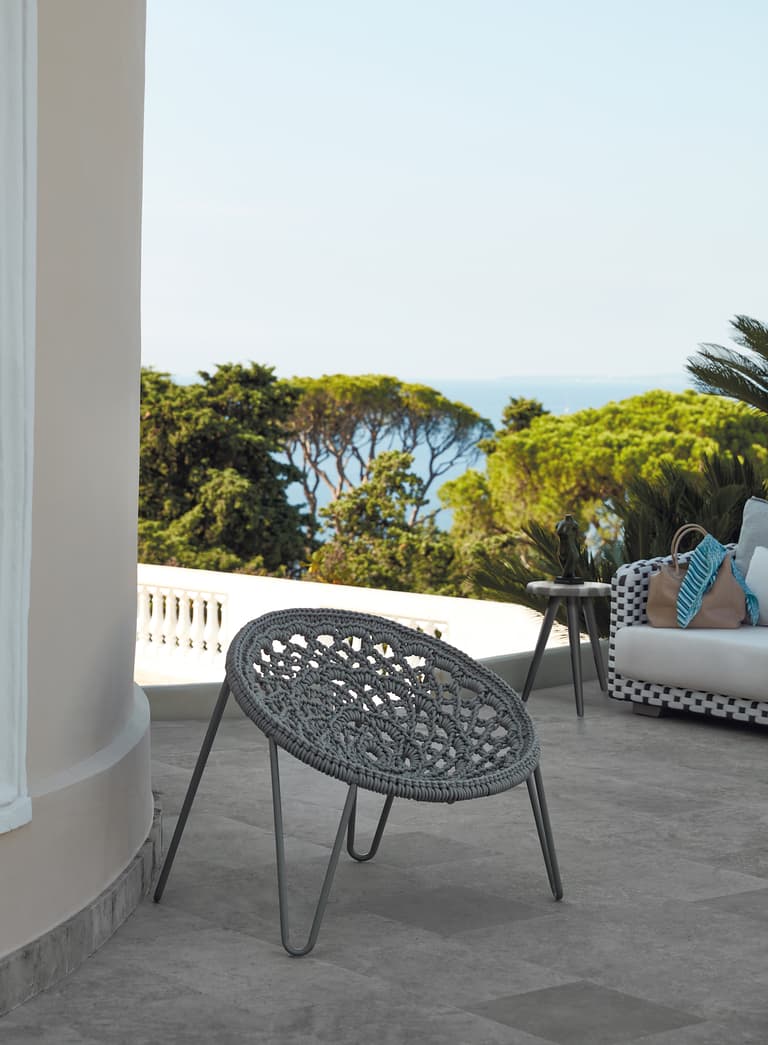 jolie chaise oeuf style bohème tressage terrasse vue sur mer