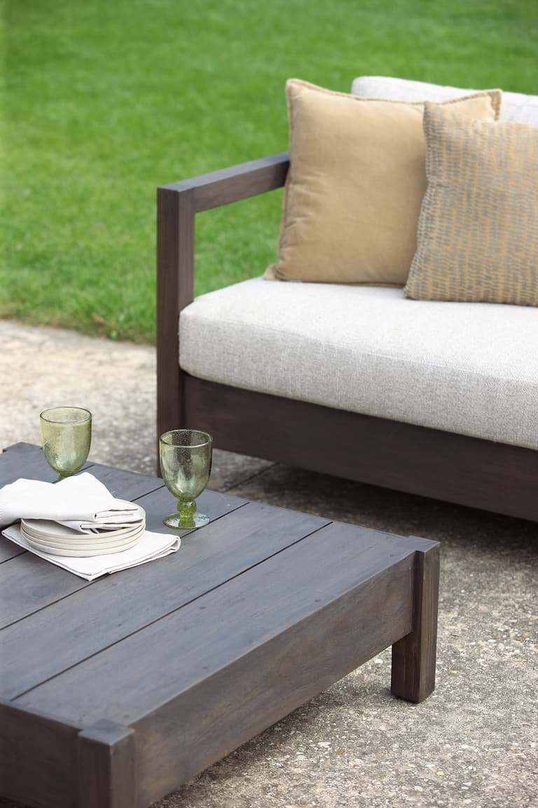 sifas joli salon extérieur canapé tissu table basse bois - blog déco - clem around the corner