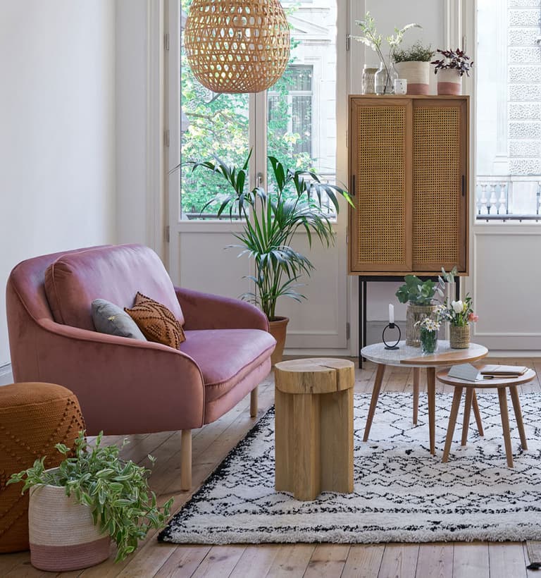salon rose marron pastel canapé rond velours meuble cannage déco table basse scandicraft