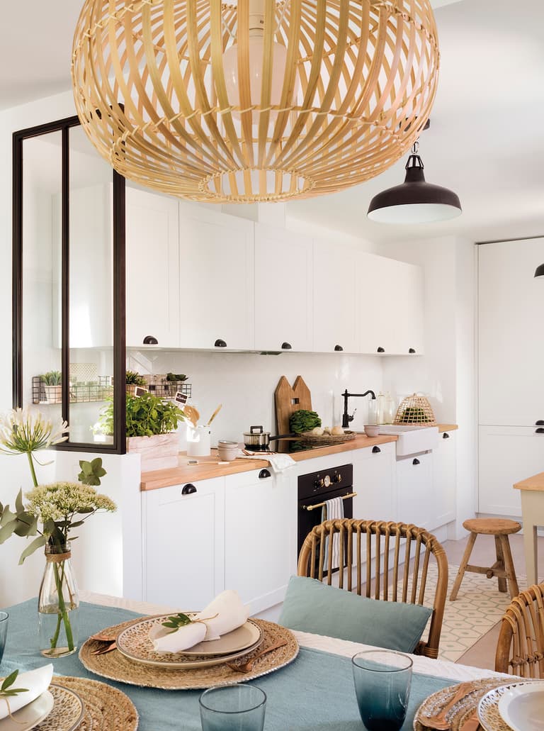 blog déco cuisine scandicraft bleu pastel blanc verrière metal
