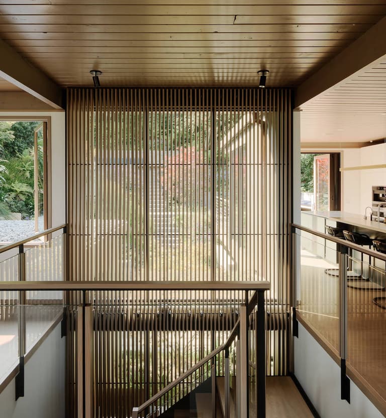 escalier bois cuisine ouverte chaise haute ronde noir - blog déco - clem around the corner