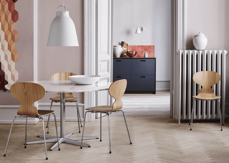 chaise fourmi d'Arne Jacobsen salle à manger parquet appartement design - blog déco - clem around the corner