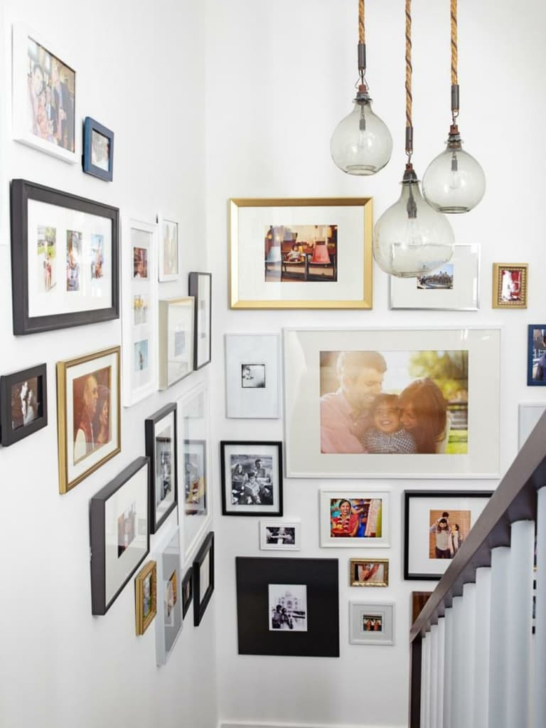mur de cadres escalier blanc lustre ampoule - blog déco - clem around the corner