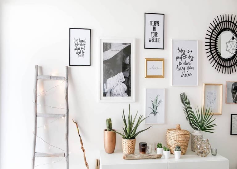 mur de cadre échelle bois blanc guirlande lumineuse style scandi - blog déco - clem around the corner