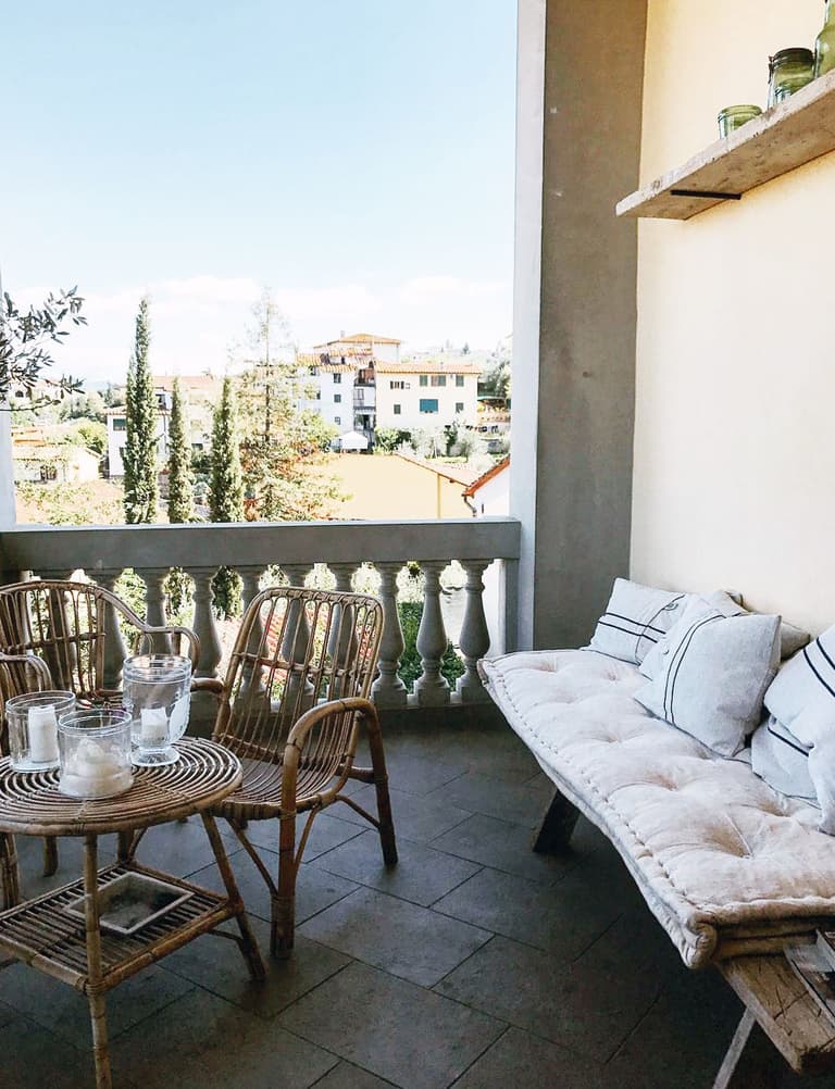 maison style italien terrasse osier banc bois coin détente - blog déco - clem around the corner