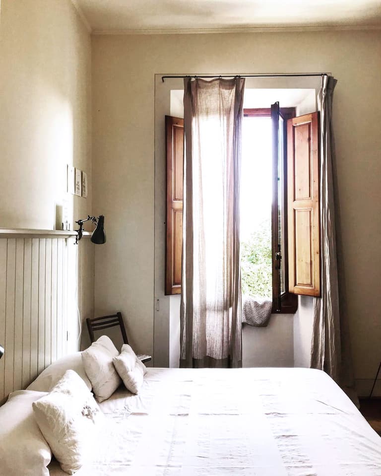 maison style italien chambre simple romantique campagne lit double blanc - blog déco - clem around the corner