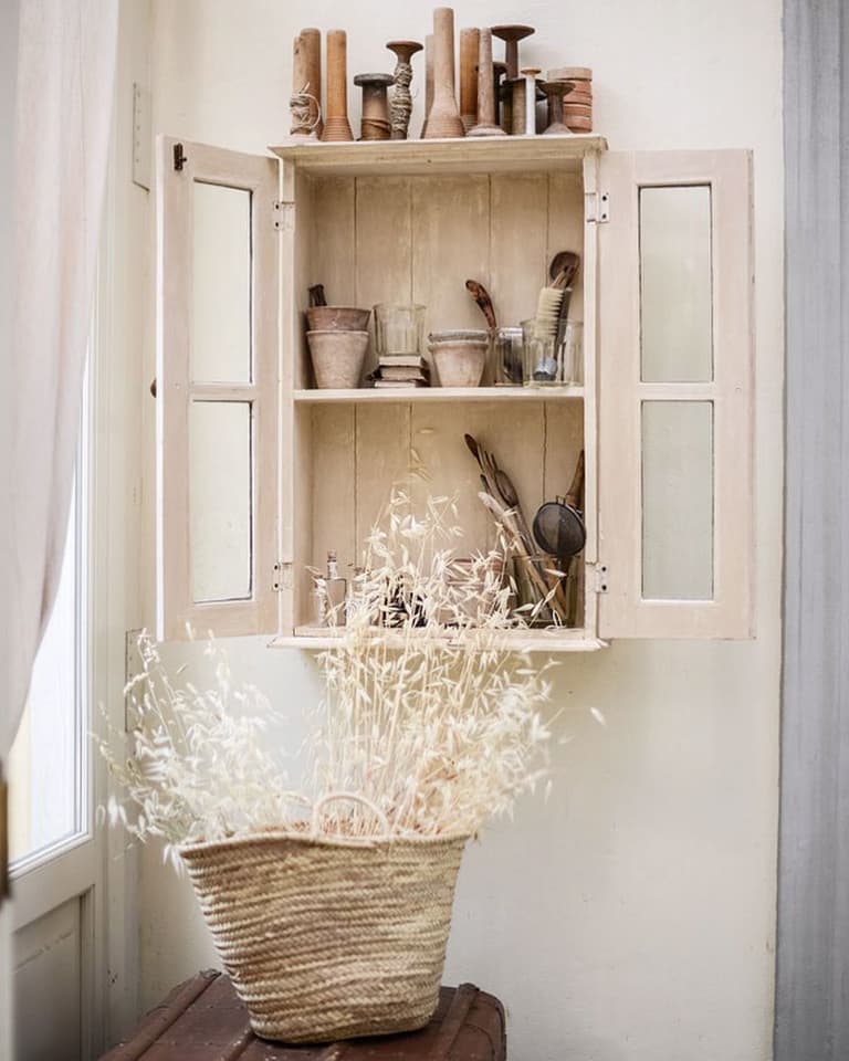 maison style italien rangement cuisine armoire champêtre fleurs séchées bouquet panier osier - blog déco - clem around the corner