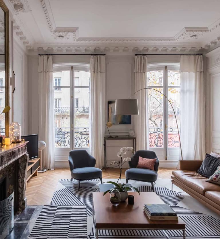 loft haussmannien salon cheminée marbre table basse bois - blog déco - clem around the corner