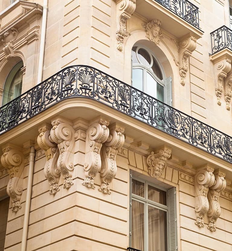 immeuble haussmannien caractéristiques façade mur immeuble balcon noir métallique - blog déco - clem around the-corner