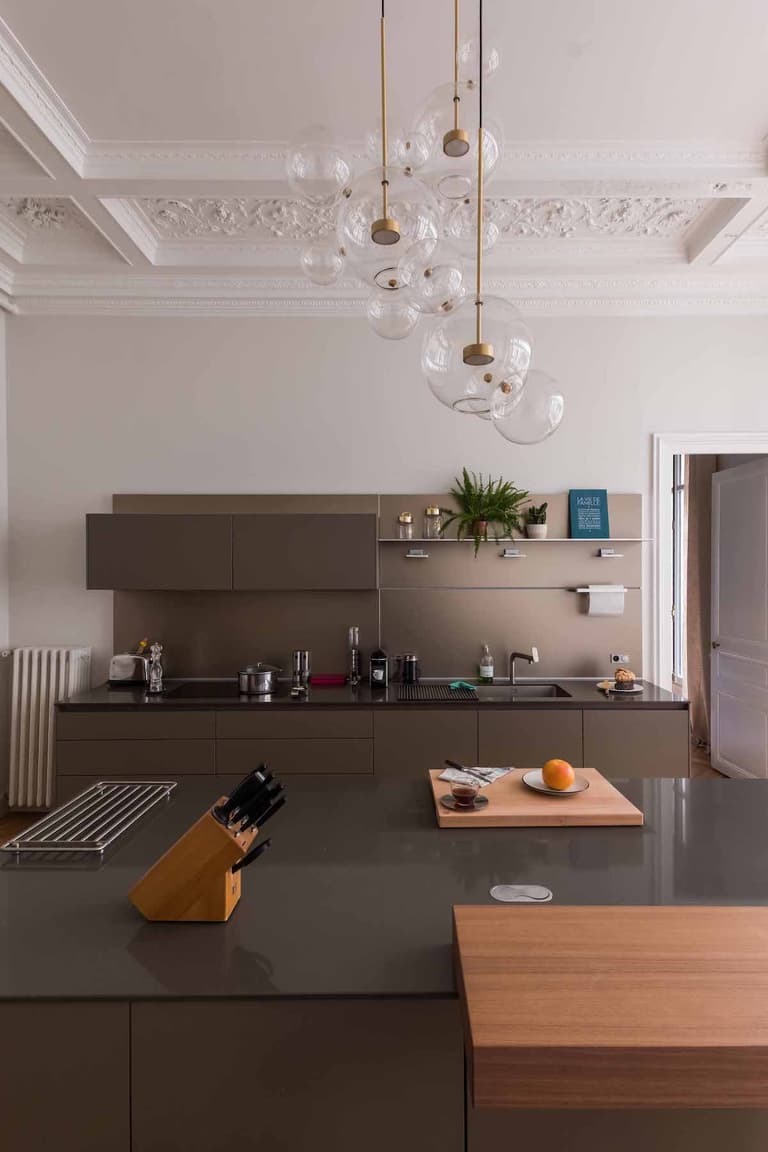 loft haussmannien cuisine luxueuse élégante sobre chic - blog déco - clem around the corner
