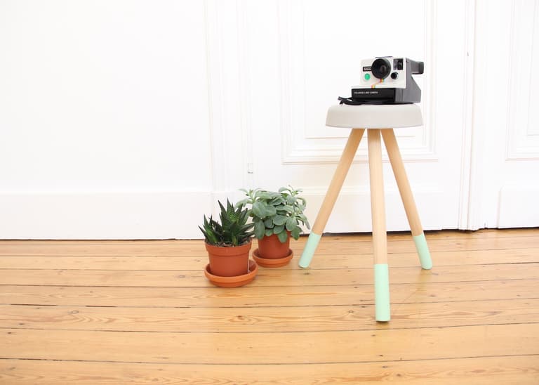 tabouret en béton diy salon parquet bois mur porte blanc - blog déco - clem around the corner
