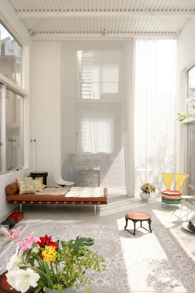 house a de ryue nishizawa salon banquette cuir plantes japon - blog déco - clem around the corner