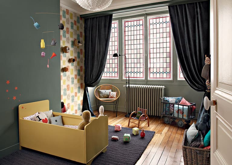 chambre enfant kaki lit jaune bébé vitraux rouge fenêtre - blog déco - clem around the corner
