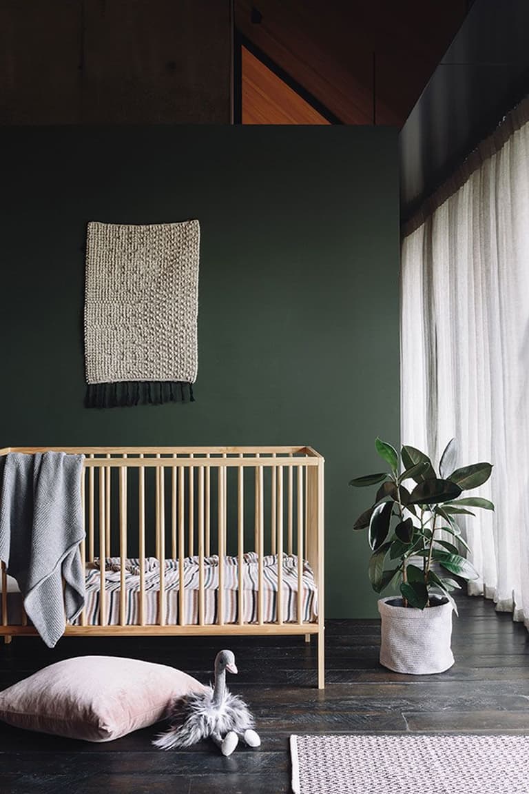 chambre enfant kaki lit bois bébé parquet foncé autruche peluche - blog déco - clem around the corner