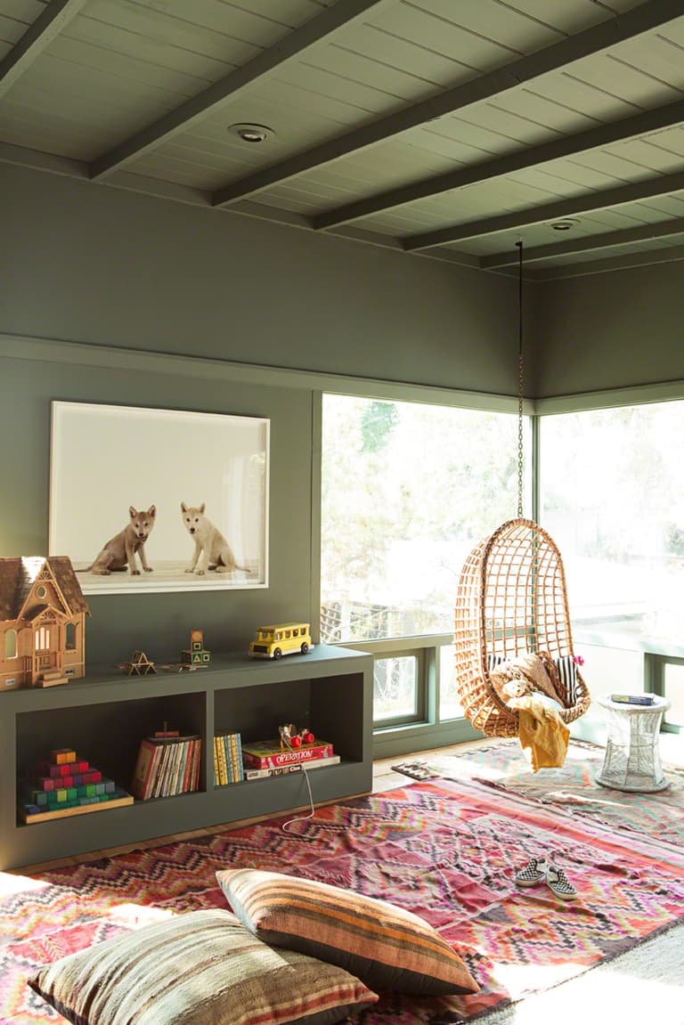 chambre enfant kaki tapis ethnique rouge coussin rayure fauteuil suspendu - blog déco - clem around the corner