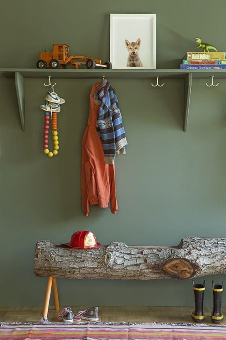 chambre enfant kaki mur banc tronc arbre porte manteau tableau loup - blog déco - clem around the corner
