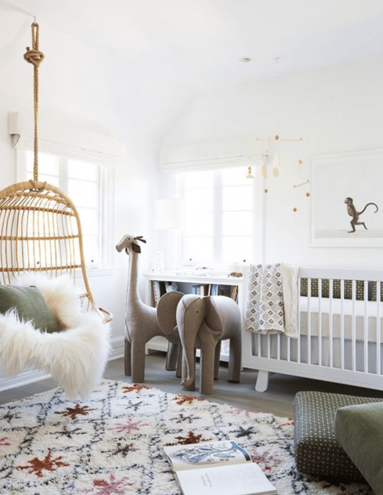 chambre enfant kaki lit bébé bois blanc coussin de sol plaid fourrure blanche - blog déco - clem around the corner