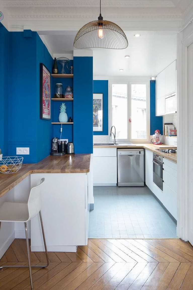 cuisine bleue ouverte bois suspension graphique parquet - blog déco - clem around the corner