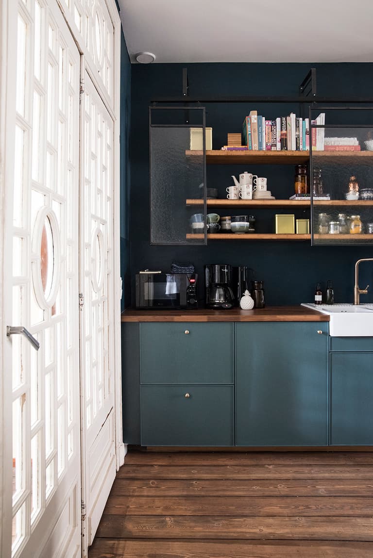 cuisine bleue canard parquet bois foncé décoration - blog déco - clem around the corner