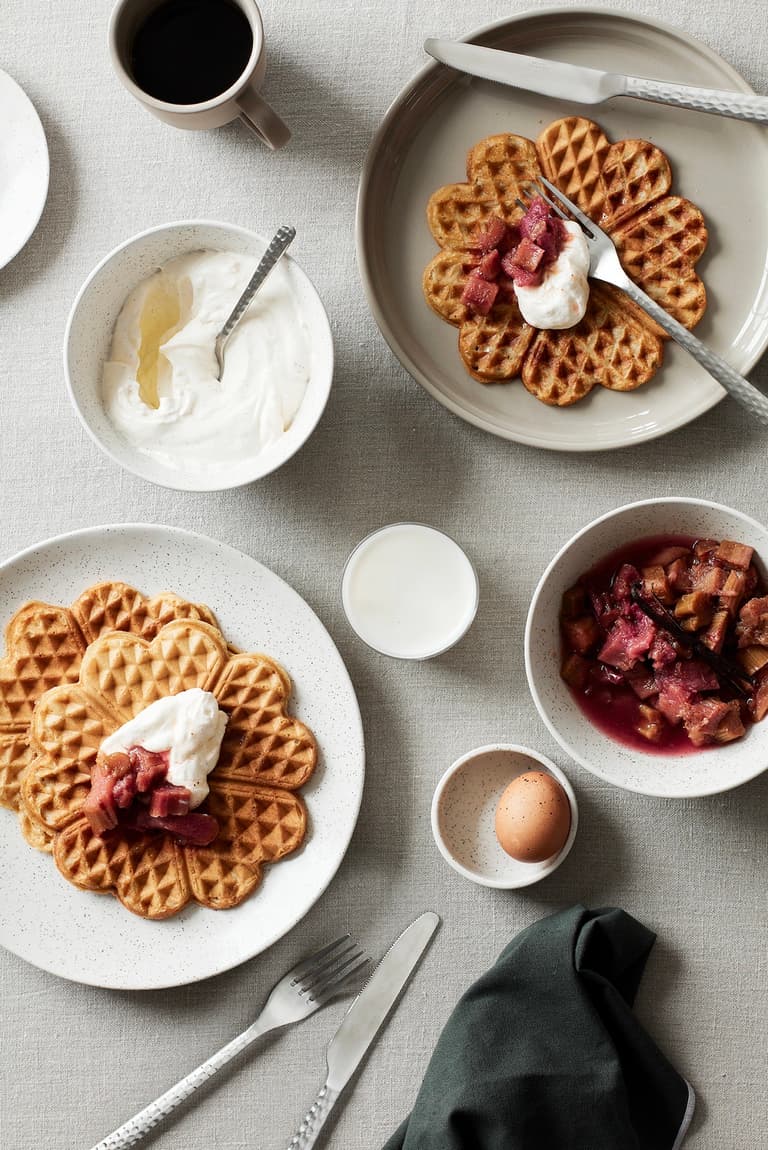 Table de brunch scandinave avec gaufres et vaisselle en grès