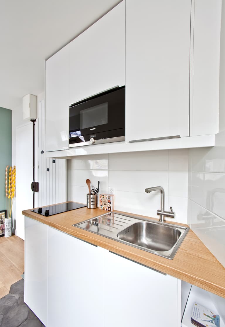 clemaroundthecorner studio étudiant 15m2 cuisine ouverte lumineuse moderne blanche bois fonctionnelle