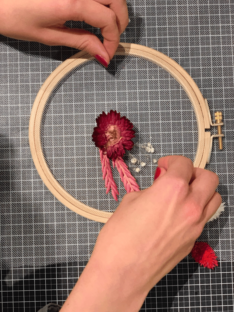 blog fleurs rouges cercle bois diy facile déco champêtre