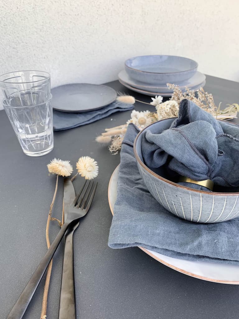 vaisselle scandi bleu tacheté serviette lin bol bleu blanc
