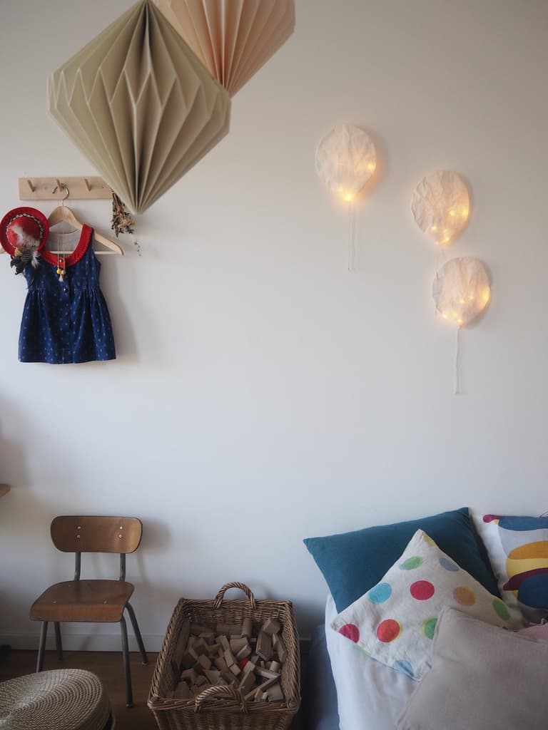 déco chambre blanc épurée lampe ballon rond