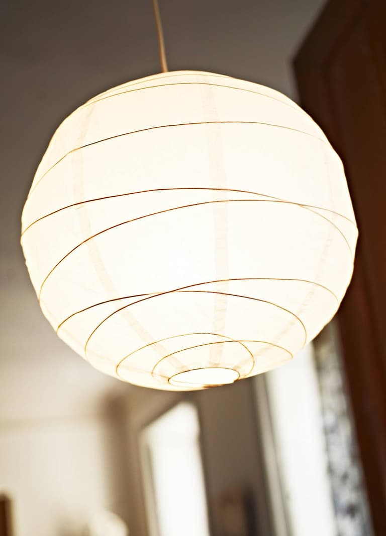 blog déco lampe papier ronde barre acier salon déco
