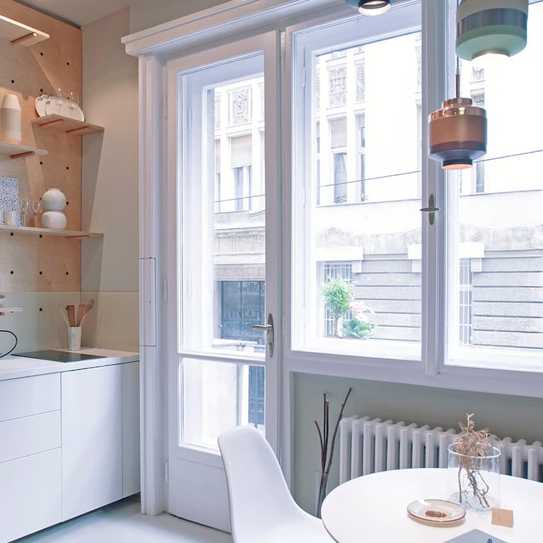 studio 30m2 budapest cuisine mur bois plan de travail blanc déco sobre chaleureuse