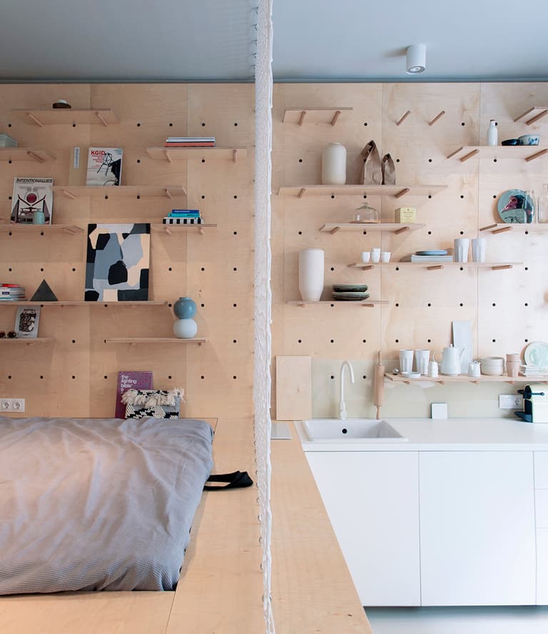 studio 30m2 budapest chambre cuisine mur rangement contreplaque déco poudrée