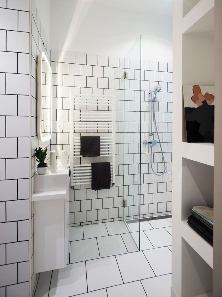 blog déco appartement hongrois salle de bain luxueuse carrelage blanc miroir led moderne