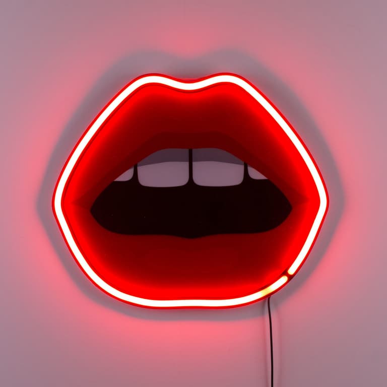 on adopte la déco féministe dans son intérieur applique en forme de bouche avec prise néon - blog déco - clemaroundthecorner